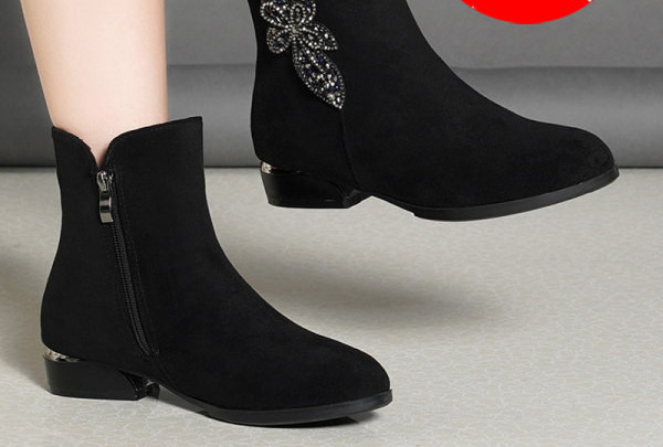 Alkalmi női csizma meleg béléssel, fekete színben