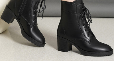 Női őszi-téli csizma vastag, négyzet alakú sarokkal és fűzővel