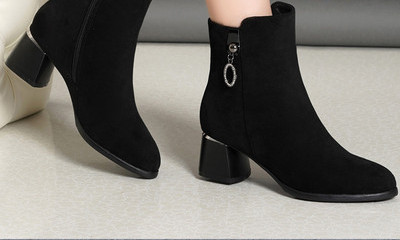 Modern női csizma fém medállal fekete színben