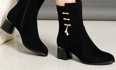 Modern női csizma fém medállal fekete színben