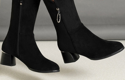 Modern női csizma fém medállal fekete színben