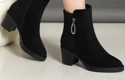 Modern női csizma fém medállal fekete színben