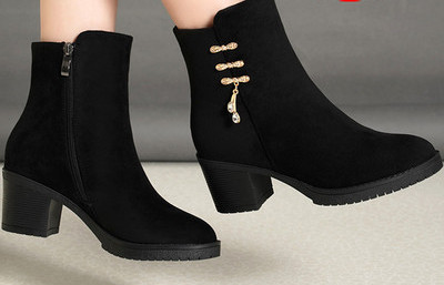 Modern női csizma fém medállal fekete színben