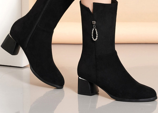 Modern női csizma fém medállal fekete színben