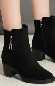 Alkalmi női csizma öko velúrból, fém díszítéssel