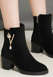 Alkalmi női csizma öko velúrból, fém díszítéssel