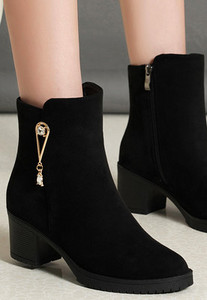 Alkalmi női csizma öko velúrból, fém díszítéssel