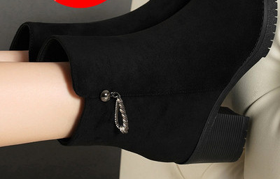 Alkalmi női csizma öko velúrból, fém díszítéssel