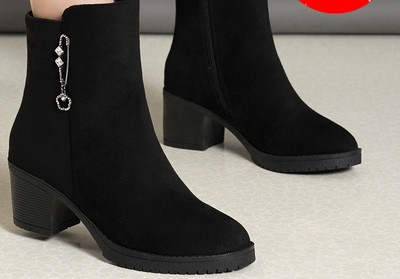 Alkalmi női csizma öko velúrból, fém díszítéssel