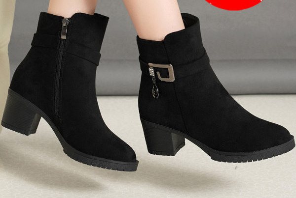 Alkalmi női csizma öko velúrból, fém díszítéssel