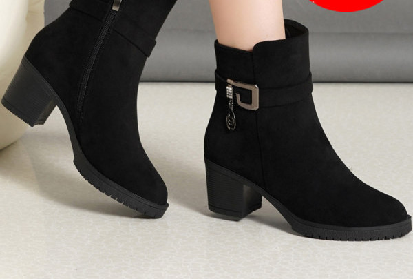 Alkalmi női csizma öko velúrból, fém díszítéssel