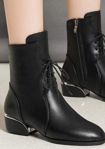 Női bőrcsizma új modellje, szögletes sarokkal, fekete színben