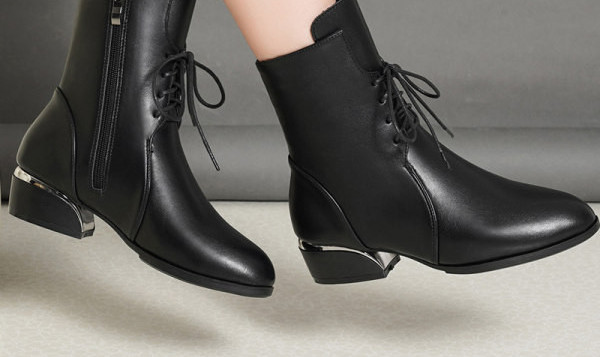 Női bőrcsizma új modellje, szögletes sarokkal, fekete színben