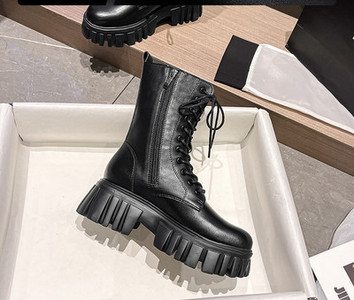 Női bőrcsizma fűzővel és oldalsó cipzárral