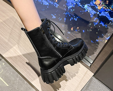 Női bőrcsizma fűzővel és oldalsó cipzárral