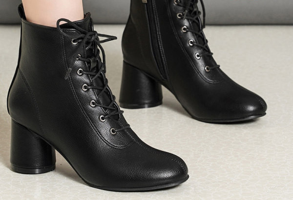 6 cm magas sarkú női bőrcsizma új modellje