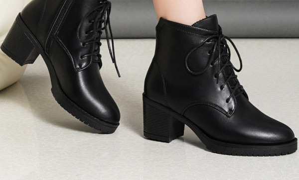 Öko bőrből készült női csizma vastag sarkú 6 cm-es cipzárral és fűzővel