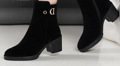 Modern női velúr csizma csattal és cipzárral