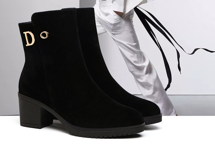 Modern női velúr csizma csattal és cipzárral