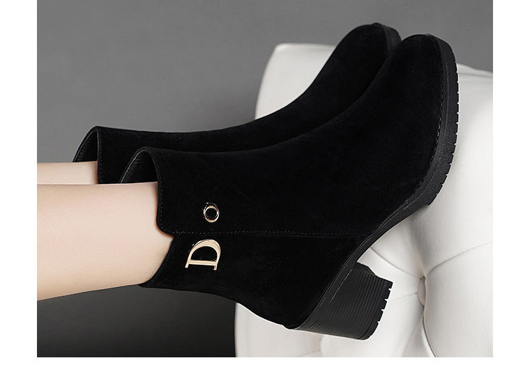 Modern női velúr csizma csattal és cipzárral