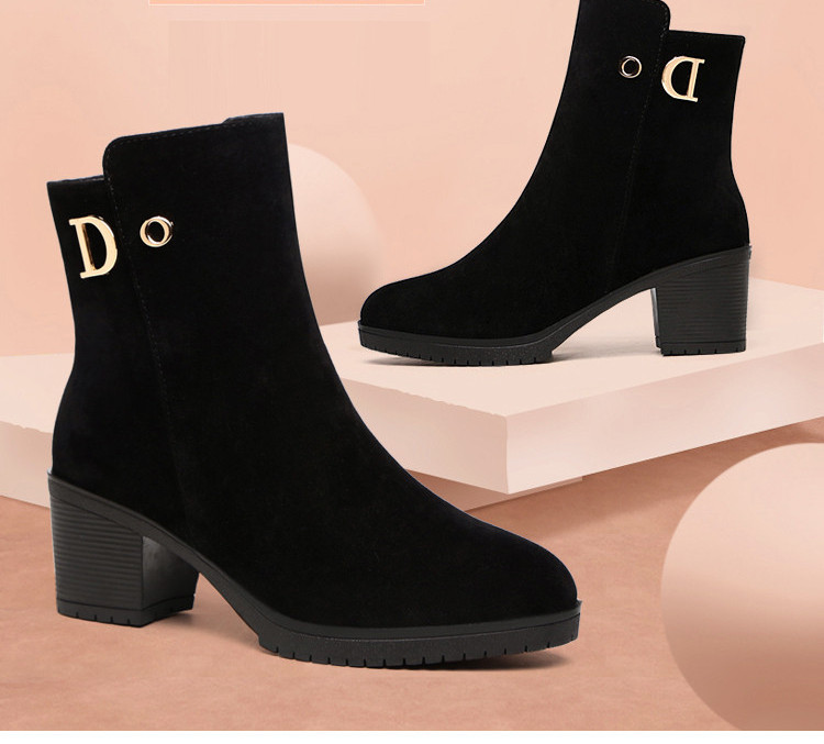 Modern női velúr csizma csattal és cipzárral