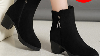 Modern női velúr csizma fém medállal