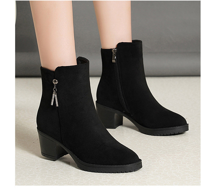 Modern női velúr csizma fém medállal