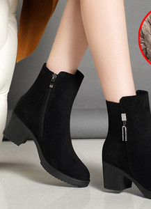 Öko velúrból készült női csizma fém díszítéssel - különböző modellek