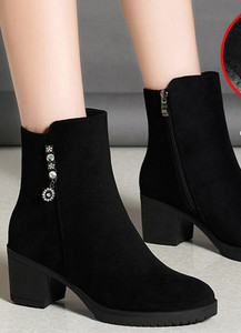 Öko velúrból készült női csizma fém díszítéssel - különböző modellek