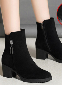 Öko velúrból készült női csizma fém díszítéssel - különböző modellek