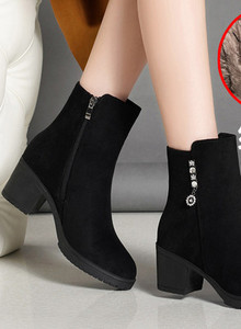 Öko velúrból készült női csizma fém díszítéssel - különböző modellek