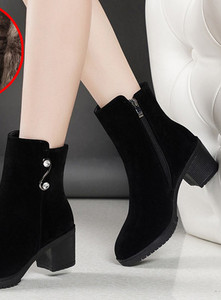 Öko velúrból készült női csizma fém díszítéssel - különböző modellek