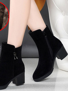 Öko velúrból készült női csizma fém díszítéssel - különböző modellek