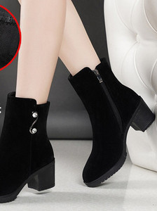 Öko velúrból készült női csizma fém díszítéssel - különböző modellek