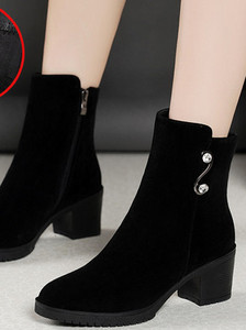 Öko velúrból készült női csizma fém díszítéssel - különböző modellek