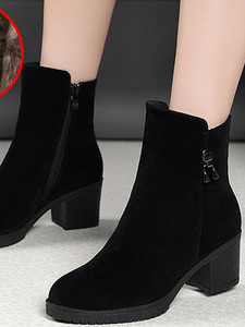 Öko velúrból készült női csizma fém díszítéssel - különböző modellek