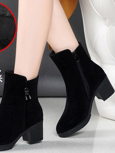 Öko velúrból készült női csizma fém díszítéssel - különböző modellek