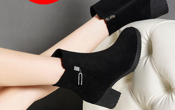 Öko velúrból készült női csizma fém díszítéssel - különböző modellek