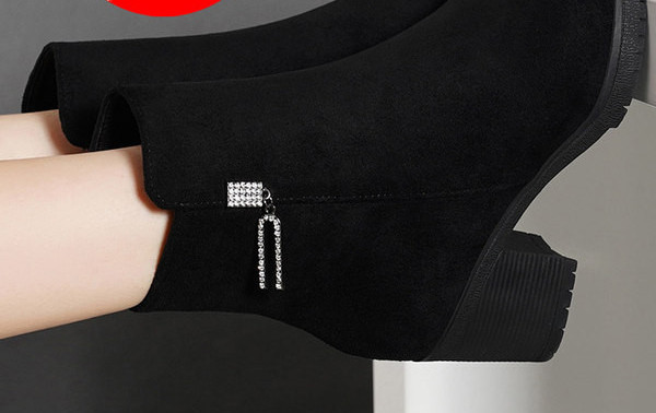 Öko velúrból készült női csizma fém díszítéssel - különböző modellek