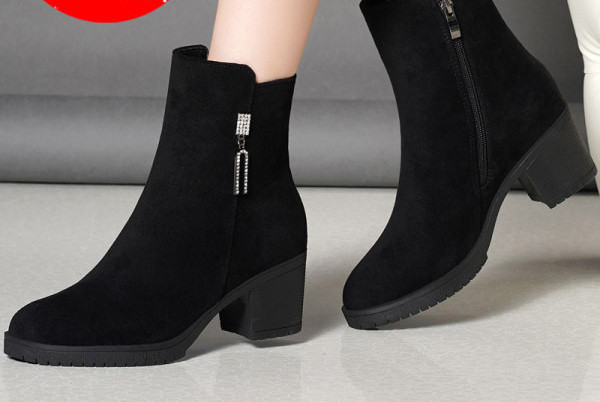 Öko velúrból készült női csizma fém díszítéssel - különböző modellek