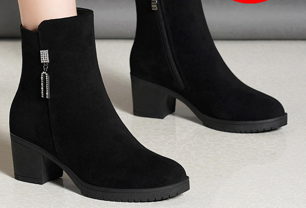 Öko velúrból készült női csizma fém díszítéssel - különböző modellek