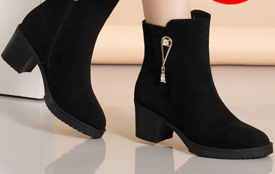 Modern női csizma 6 cm-es sarokvastagsággal