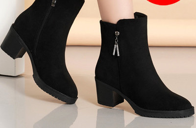 Modern női csizma 6 cm-es sarokvastagsággal