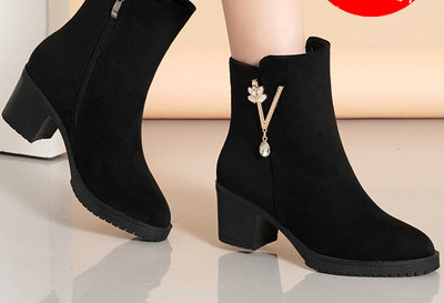 Modern női csizma 6 cm-es sarokvastagsággal