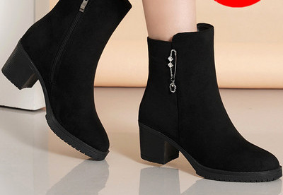 Modern női csizma 6 cm-es sarokvastagsággal