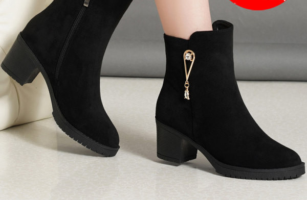 Modern női csizma 6 cm-es sarokvastagsággal