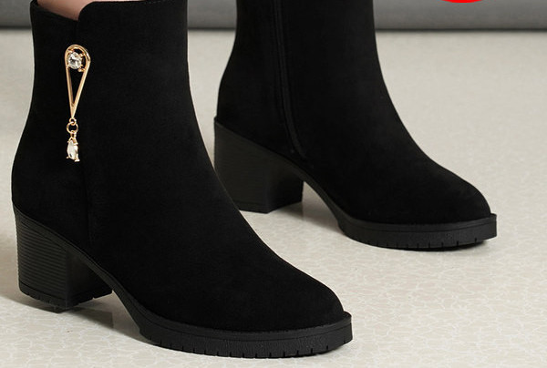 Modern női csizma 6 cm-es sarokvastagsággal