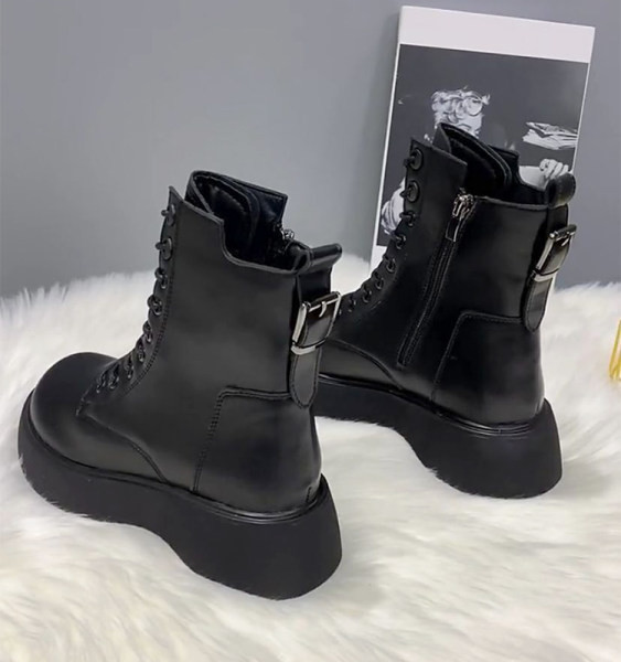 Női csizma magas talpú fűzővel, cipzárral