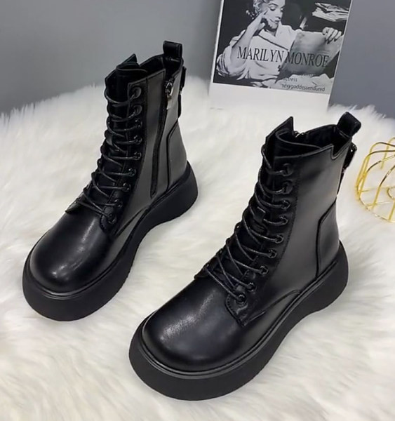 Női csizma magas talpú fűzővel, cipzárral