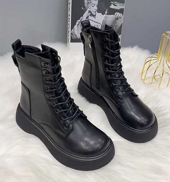 Női csizma magas talpú fűzővel, cipzárral